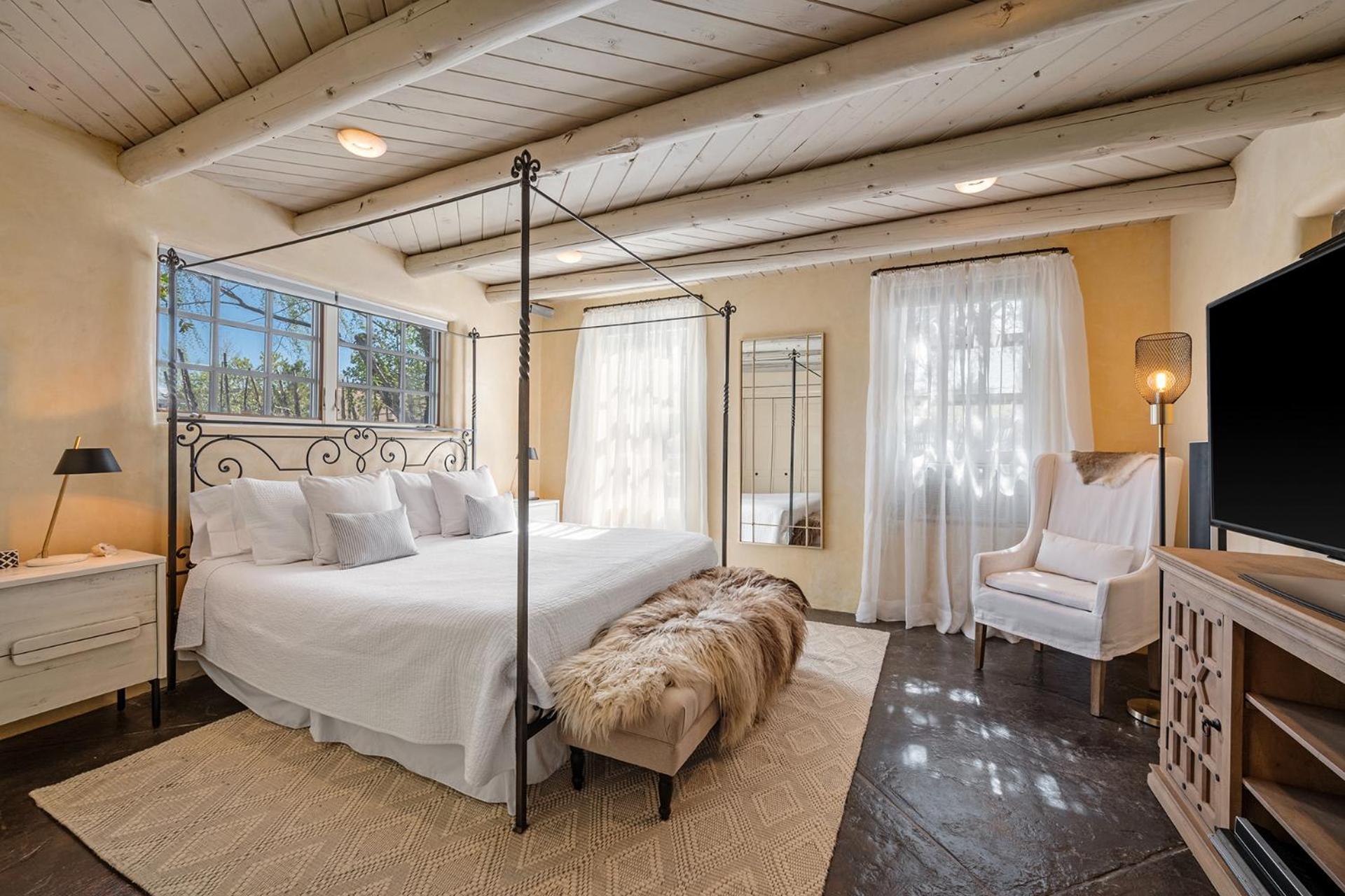 Casa Tatiz • Privacy In A Southwestern Gem *